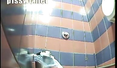 Русская девушка срет в туалете скрытой камерой