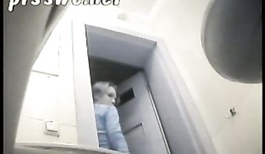 Студентка какает в туалете общежития России