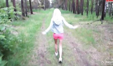 Извращенец поймал девочку в лесу и выебал по принуждению