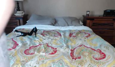 Длинноногая девченка мастурбирует на кровати по скайпу