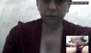 Зрелая русская баба дрочит анал во время виртуального секса по скайпу