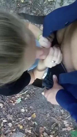 Малолетка пососала член у мужика в парке, в кустах - порно видео на PornoHype.Cc 