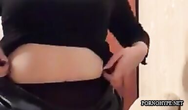 Шлюха ведет себя пошло и снимается на видео