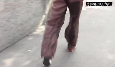 Сексуальная девушка испачкала штаны в парке