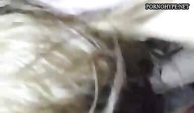 Оральный секс на коленях: подчиненная девушка сосет член