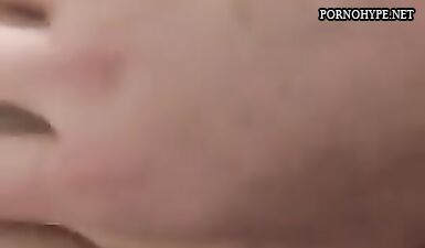 Порно видео: Трахает киску и кончает на задницу