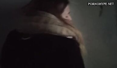 Молодая девушка сосет член и трахается за деньги