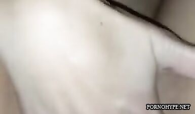 Молодая девушка мастурбирует