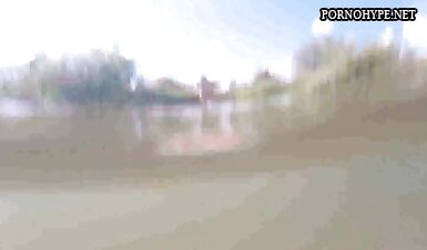 Секс в грязном озере с обнаженными девушками