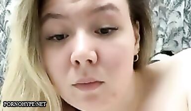 Пышная красотка устраивает горячее онлайн-шоу с парнями