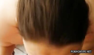 Азиатская девушка с узкими глазами получает сперму на лицо