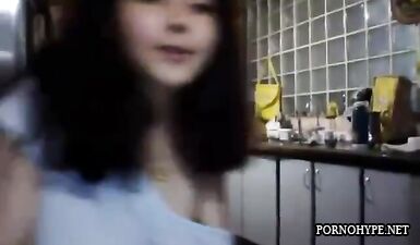 Горячая кухонная страсть: обольстительная барышня с пышным бюстом