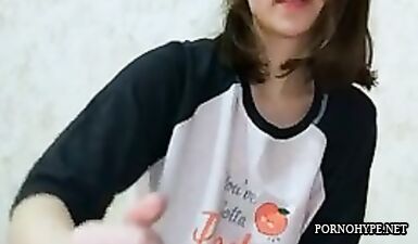 Сексуальная красотка соблазняет и мастурбирует твердый член