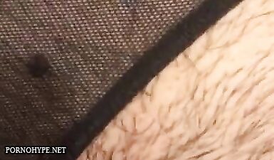 Ебет грязную пизду волосатой шалавы в трусах