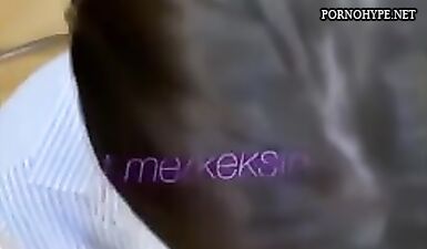 Искусная девушка испытывает удовольствие от своих страстных секретов