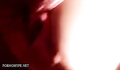 Большегрудая дамочка мастурбирует член между грудями
