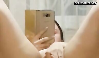 Брат застал сестру мастурбирующей и снял на камеру