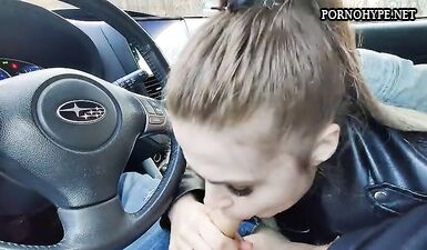Пьяная девка трахается после шампанского