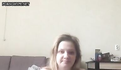 Мастурбирует грудь и целует свои трахнутые соски