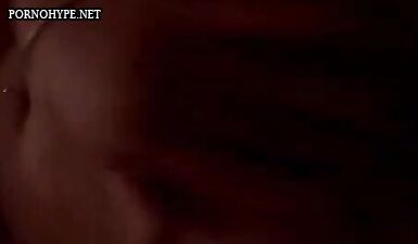 Домашнее видео: развратная девица теребит свою киску