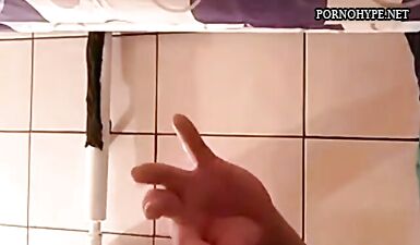 Сексуальная красотка мастурбирует свои большие сиськи