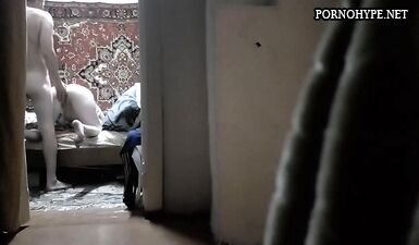 Подглядывал за соседкой и узнал ее грязный секрет!