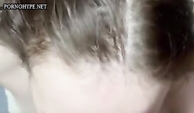Молодая шлюха сосет член и глотает сперму