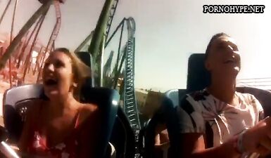 Большие сиськи на горках: жесткий секс в парке аттракционов