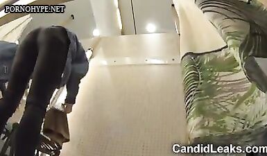 Шлюхи меняют одежду на скрытую камеру в раздевалке