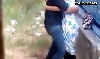 Скрытая камера уличила развратную соседку в сексе с любовником на улице