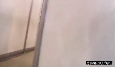 Шалунья в белом не догадывается о скрытой камере под юбкой, снимающей ее интимные моменты