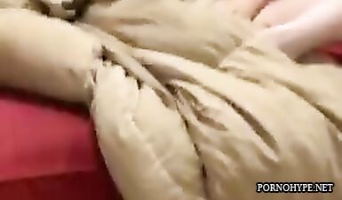 Волосатая киска на диване: женщина показывает свои прелести