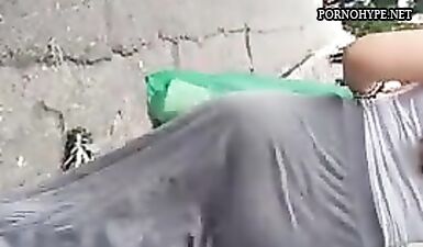 Скрытая камера за блядской попкой в платье во время прогулки