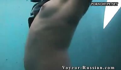 Шалава с грязной пиздой на скрытой камере