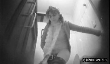 Скрытая камера поймала шлюху в общественном туалете