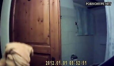 Школьница раздевается и демонстрирует свои прелести после ванной на скрытую камеру