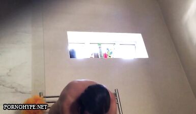 Скрытая камера в душе: женщина с волосатой киской показывает свою пизду (18+)