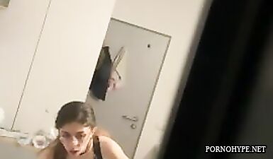 Шпионящий сосед за стройной девочкой с красивой попкой