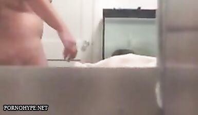Скрытая камера уловила обнаженную шлюху с огромными сиськами в окне
