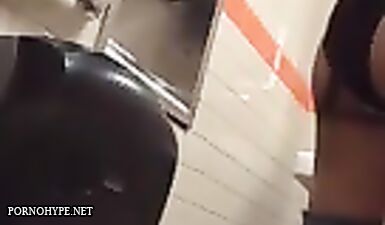 Шаловливая девка мастурбирует на скрытую камеру в туалете