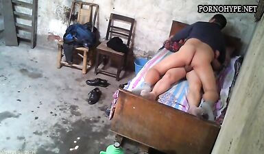 Казахский парень с подругой на скрытой камере: жесткий трах на кровати