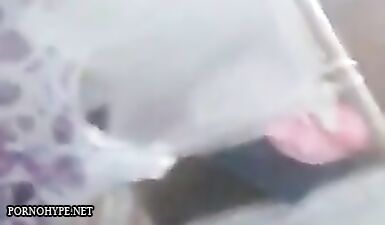 Парень снял видео, застукал шлюху одногруппницу в душе