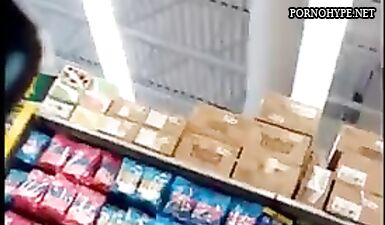 Горячие задницы в обтягивающих штанах: сексуальный шоппинг под прицелом скрытой камеры!