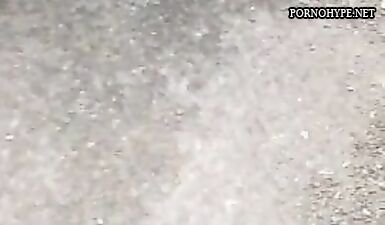 Три шлюхи демонстрируют попки на улице, снято на скрытую камеру