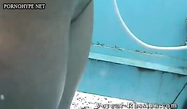 Сучка принимает душ после развратного купания в море