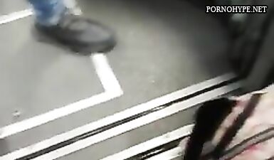 Скрытая камера: Девка в синих леггинсах на автобусной остановке