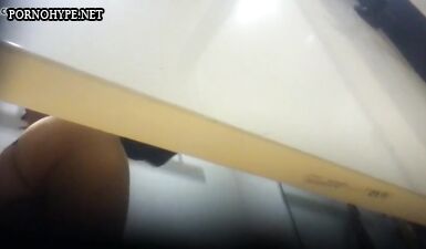 Скрытая камера в женской раздевалке: девушка меняет одежду без стыда!
