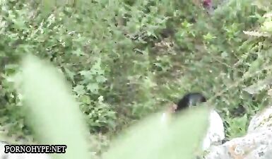 Скрытая камера застукала парочку, трахающуюся в лесу: грязный секс в тайге