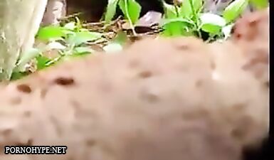 Азиатская сучка ебется с другом в лесу, пока муж наблюдает