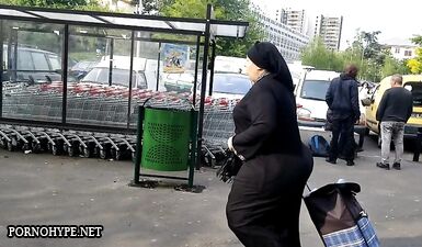 Пухлая дама в наряде: скрытая камера запечатлела аппетитную попу без цензуры!